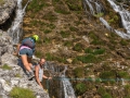 L'attraversata ai piedi delle cascate